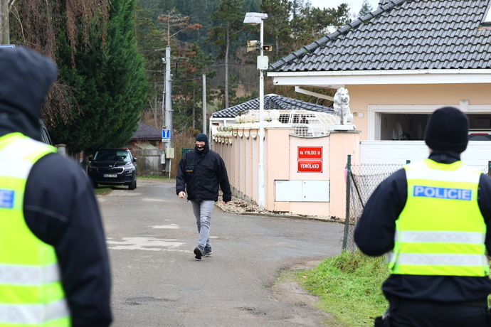 Policisté před domem Karlose Vémoly.