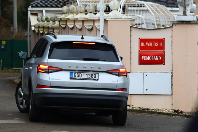 Vůz před domem Karlose Vémoly.