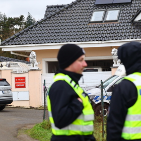Policisté před domem Karlose Vémoly.