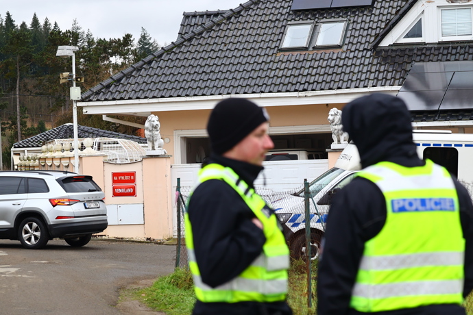 Policisté před domem Karlose Vémoly.