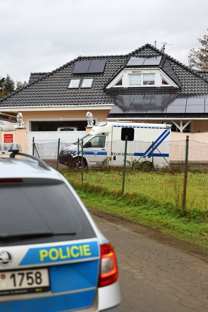 Policisté před domem Karlose Vémoly.