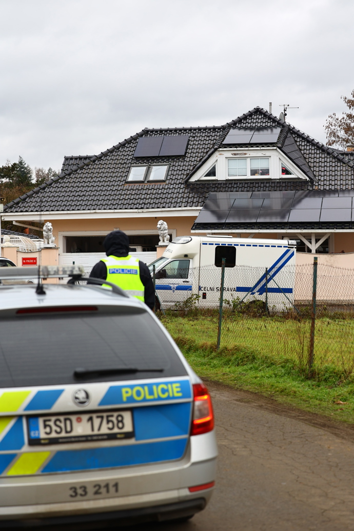 Policisté před domem Karlose Vémoly.