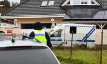 Policisté před domem Karlose Vémoly.