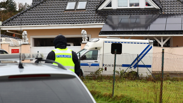 Policisté před domem Karlose Vémoly.