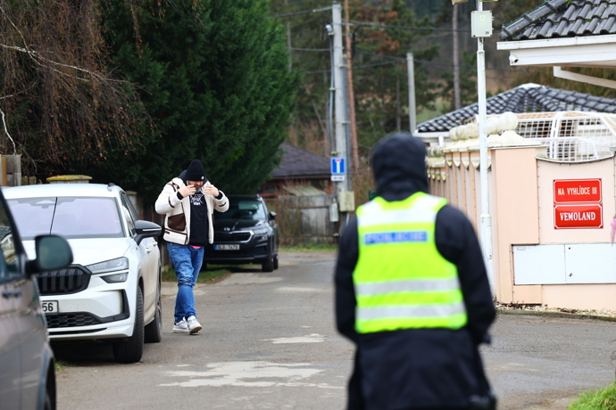 Policisté před domem Karlose Vémoly.
