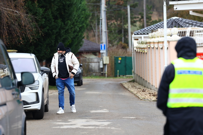 Policisté před domem Karlose Vémoly.