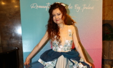 Další bizár Evy Toulové: Na premiéře svého filmu si zakryla intimní partie bankovkami