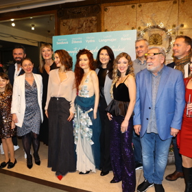 Premiéra filmu Deník shopaholičky. 