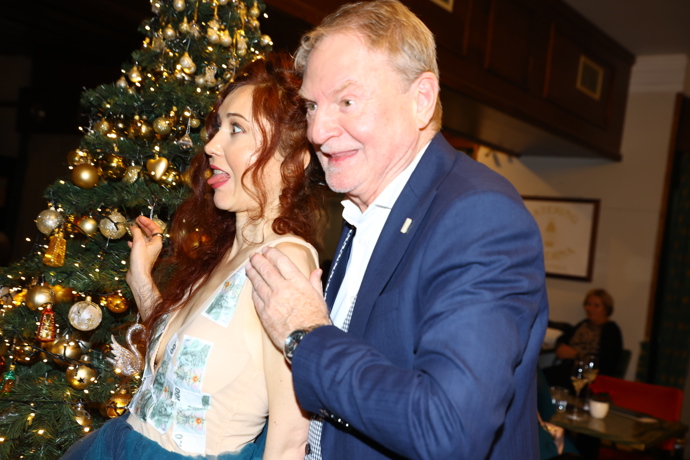 Eva Toulová a moderátor Petr Jančařík.