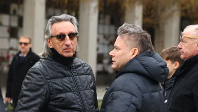 FOTO: První smuteční hosté se přicházejí naposledy rozloučit s moderátorem Patrikem Hezuckým. Matěj Ruppert přišel dát poslední sbohem.