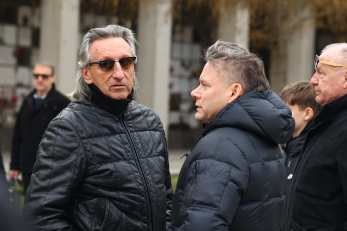 První smuteční hosté se přicházejí naposledy rozloučit s moderátorem Patrikem Hezuckým. Matěj Ruppert přišel dát poslední sbohem.