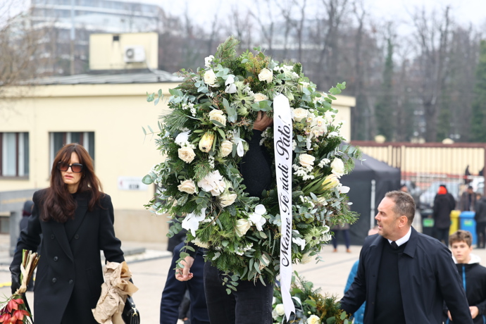První smuteční hosté se přicházejí naposledy rozloučit s moderátorem Patrikem Hezuckým.