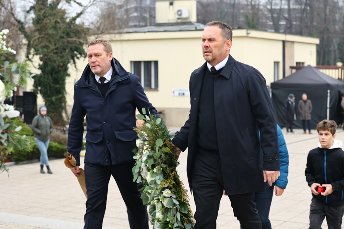První smuteční hosté se přicházejí naposledy rozloučit s moderátorem Patrikem Hezuckým.