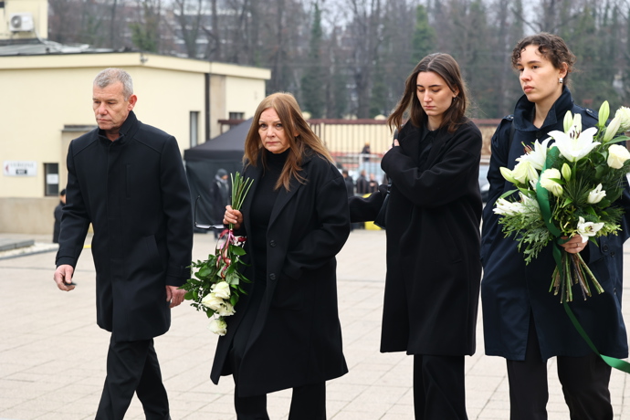 První smuteční hosté se přicházejí naposledy rozloučit s moderátorem Patrikem Hezuckým.