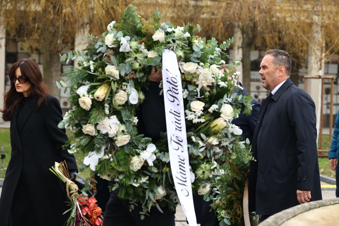 První smuteční hosté se přicházejí naposledy rozloučit s moderátorem Patrikem Hezuckým.