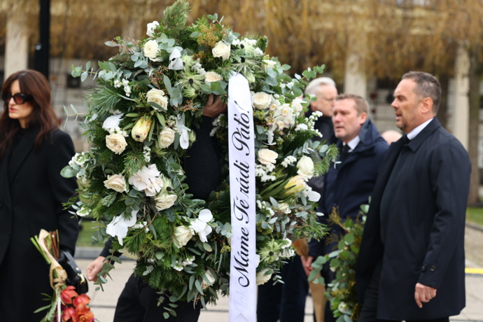 První smuteční hosté se přicházejí naposledy rozloučit s moderátorem Patrikem Hezuckým.