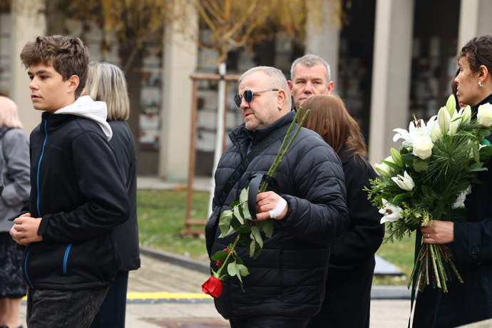 První smuteční hosté se přicházejí naposledy rozloučit s moderátorem Patrikem Hezuckým.