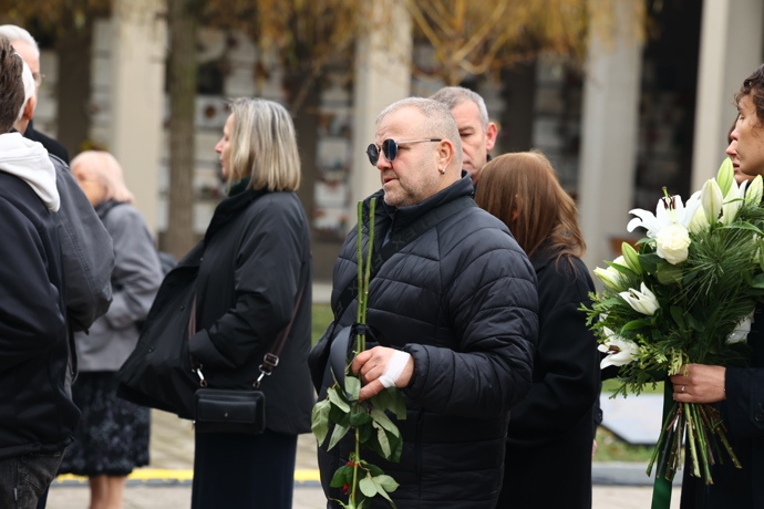 První smuteční hosté se přicházejí naposledy rozloučit s moderátorem Patrikem Hezuckým.