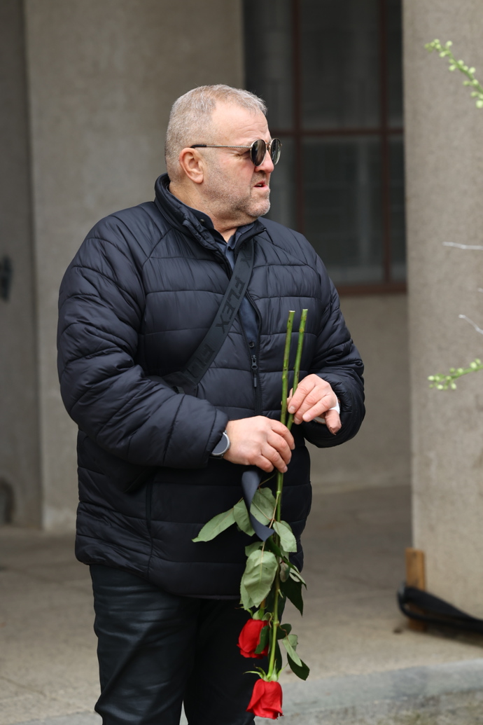 První smuteční hosté se přicházejí naposledy rozloučit s moderátorem Patrikem Hezuckým.