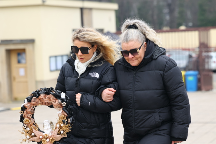 Lidé se přicházejí rozloučit s Patrikem Hezuckým.