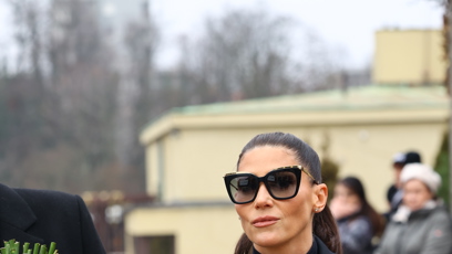 FOTO: Tereza Kerndlová přinesla Hezuckému bílou kytici.