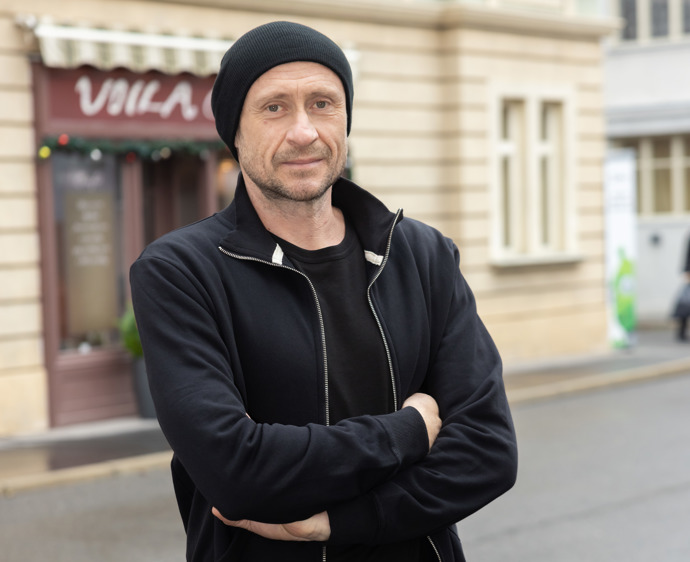 Závozníka hraje Marek Pospíchal, který se stal novou posilou seriálu Ulice. 