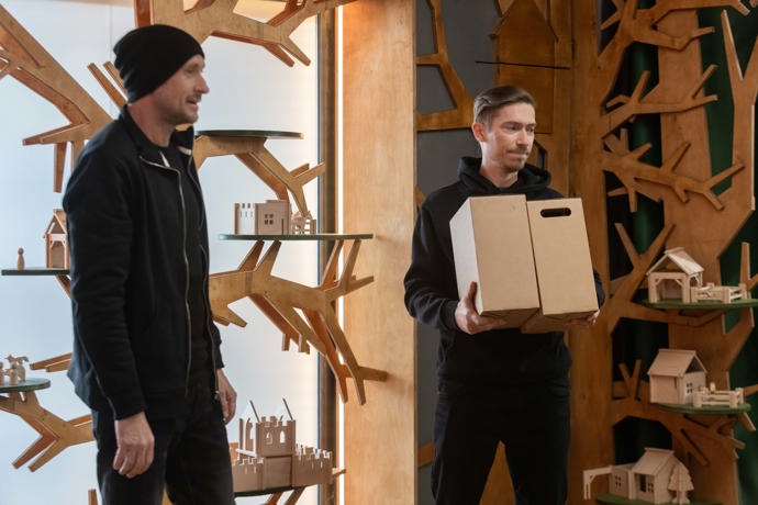 V Království hraček se objeví sympatický závozník, který si všechny hned získá.