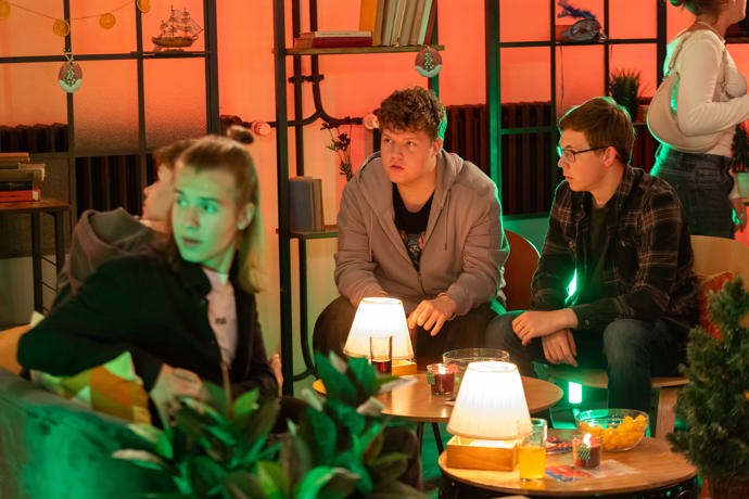 Předvánoční mejdan v Coolně totiž poodhalí něco, co už dlouho viselo ve vzduchu.