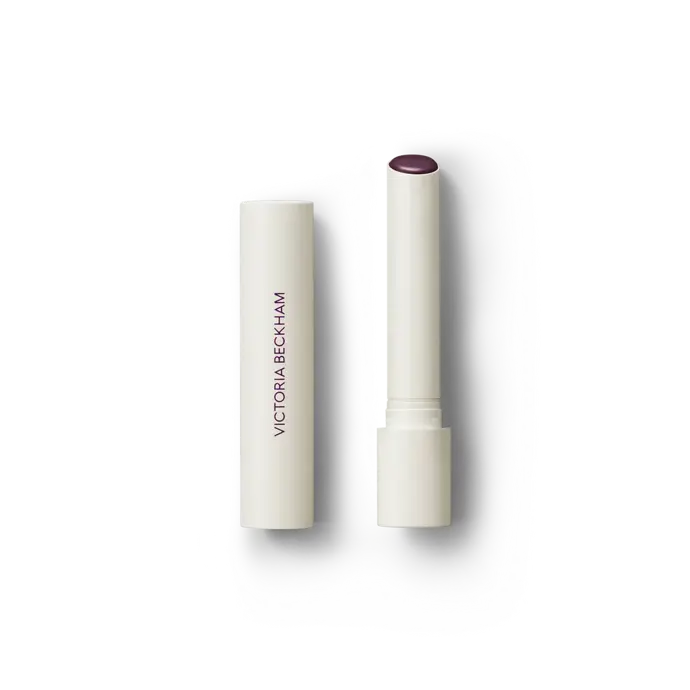 Aktuálně používám barvu cassis, která ovšem není nijak tmavá, je tam jen velmi drobné zbarvení. Letní růžovou Fleur jsem na chvíli odložila. Cena je 30 liber. 