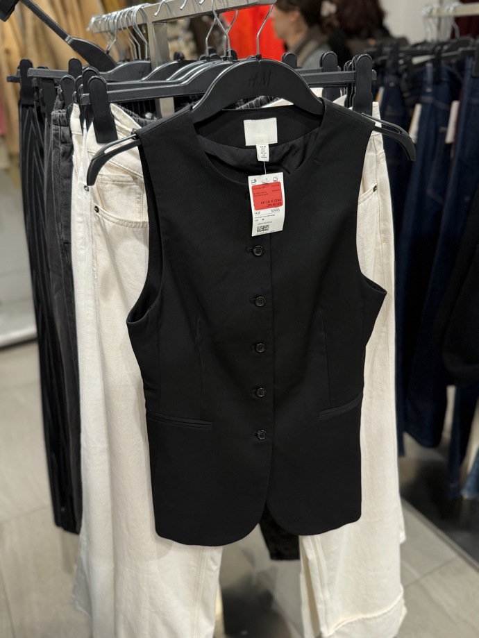 Základní kousky do šatníku jsou ve slevách skvělou investicí, jen si dávejte pozor na ceny. 