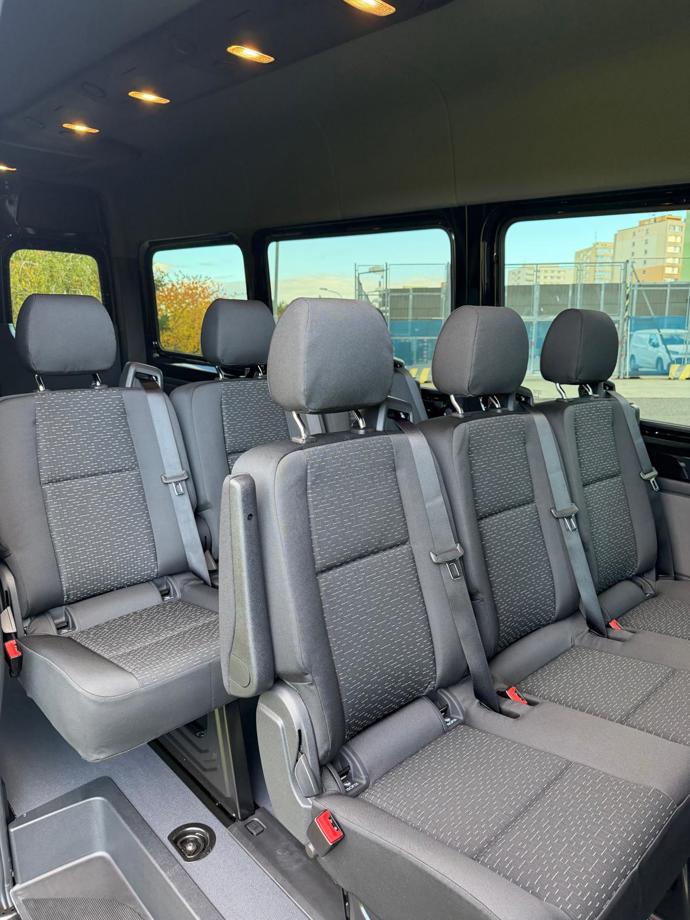 Dovnitř se hravě vejde celá kapela.