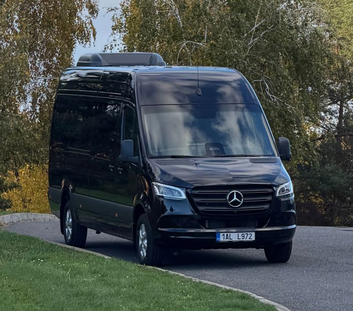 Tímto jezdí Laco Déczi a jeho kapela na turné.