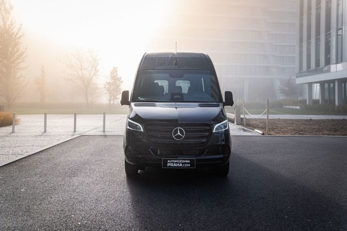 Nové kapelní auto Laca Décziho.