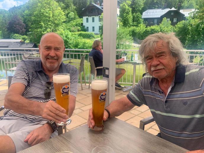 Petr rád posedí se svými přáteli.