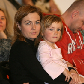 Moderátorka a novinářka Pavlína Wolfová na archivním snímku se svou dcerou Matildou. 