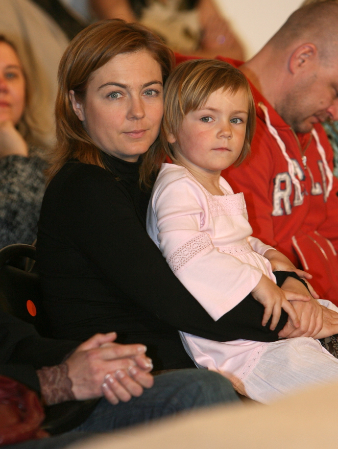 Moderátorka a novinářka Pavlína Wolfová na archivním snímku se svou dcerou Matildou. 