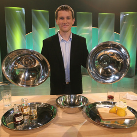 Nicméně by neměnil a moderování televizního pořadu je jeho oblíbenou činností.