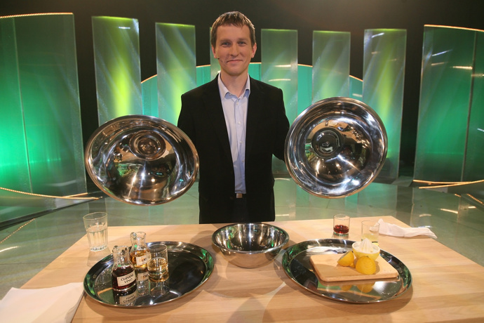 Nicméně by neměnil a moderování televizního pořadu je jeho oblíbenou činností.