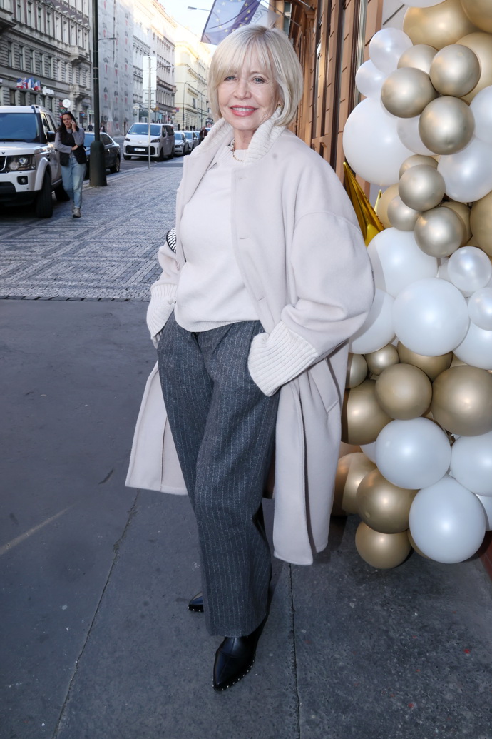 Herečka předvedla, že široké kalhoty si můžete dovolit v jakémkoliv věku.