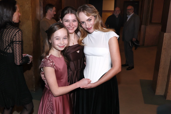 Trojlístek dam na filmové premiéře: Valentýna Bečková, Sophia Šporclová a Elizaveta Maximová. 