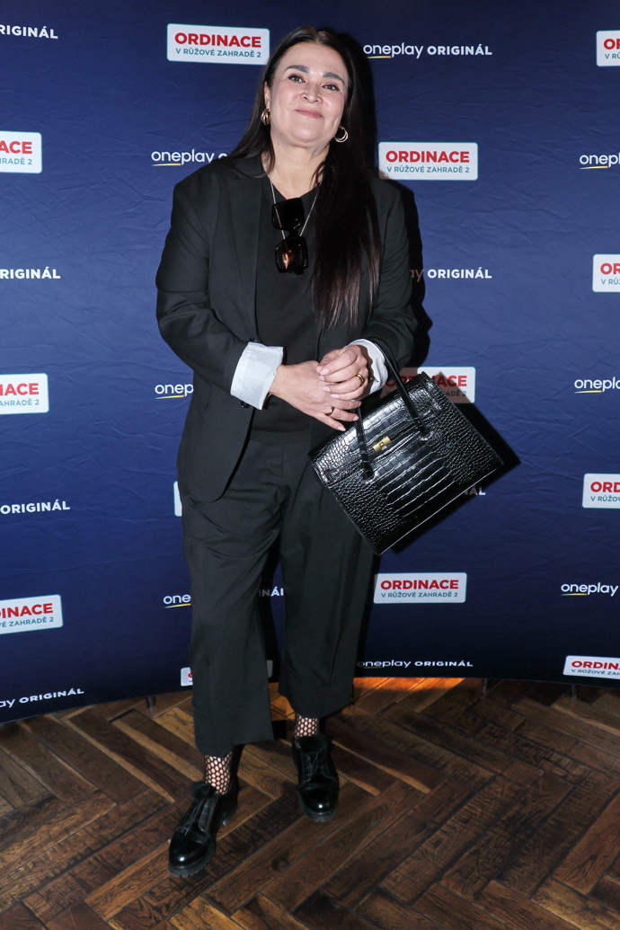 V kalhotách ukázala Mahulena holé kotníky a trendy děrované punčochy. 