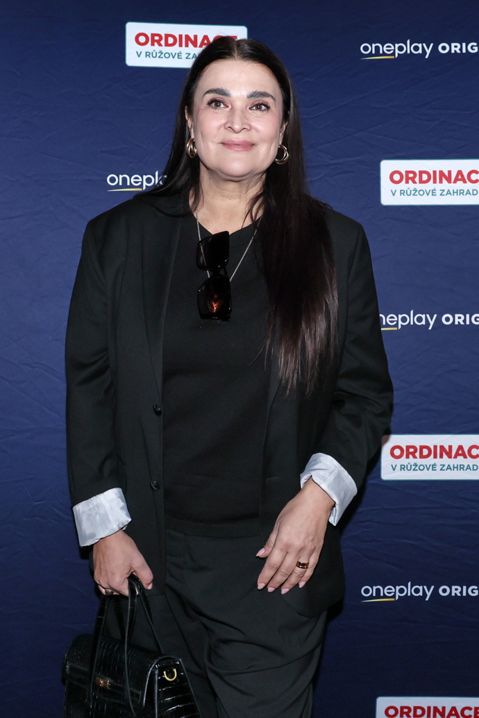 Herečka oblékla černý kalhotový kostýmek a pod něj černé tričko. 