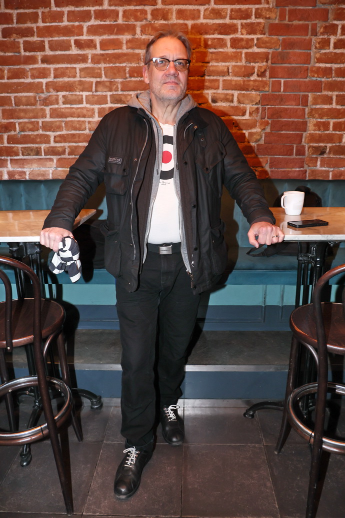 David Matásek přišel v černé zimní bundě Barbour, k ní oblékl černé kalhoty a bílé tričko s potiskem. 