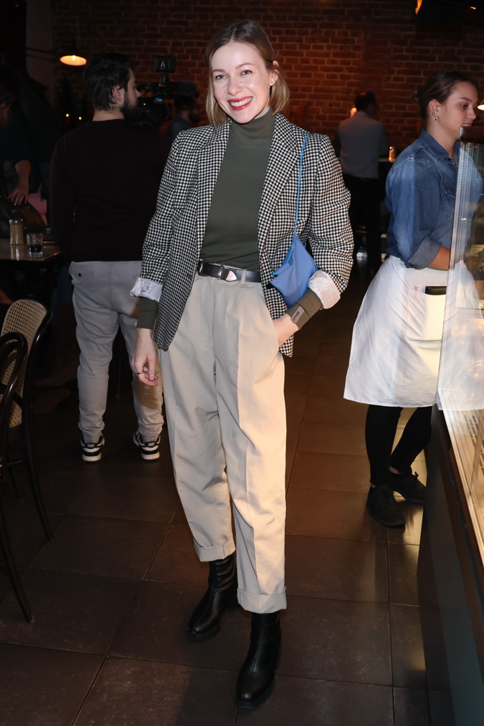 Outfit doplnila herečka modrou kabelkou. 