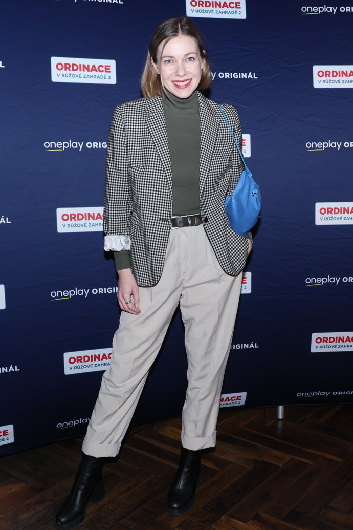 Agáta Kryštůfková rovněž vsadila na béžové kalhoty s vysokým pasem. Doplnila je tmavě zeleným rolákem a károvaným sakem. 