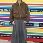 Ivana Jirešová vsadila jak na nevšední, ale fungující barevnou kombinaci, tak na kontrast vypasovaného vršku a extrémně širokých nohavic.