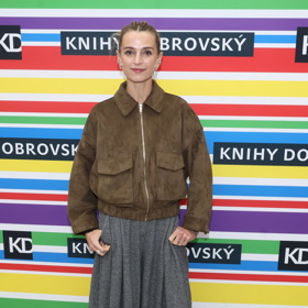 Ivana Jirešová vsadila jak na nevšední, ale fungující barevnou kombinaci, tak na kontrast vypasovaného vršku a extrémně širokých nohavic.