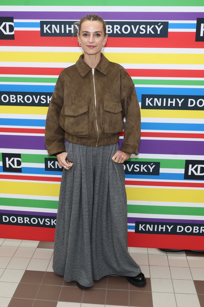 Ivana Jirešová vsadila jak na nevšední, ale fungující barevnou kombinaci, tak na kontrast vypasovaného vršku a extrémně širokých nohavic.