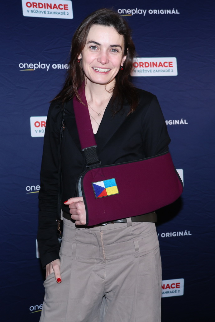 Sarah Haváčová se nedávno poranila během zkoušení nové divadelní hry. Zranění maskovala vínovým futrálem s českou a ukrajinskou vlajkou. 