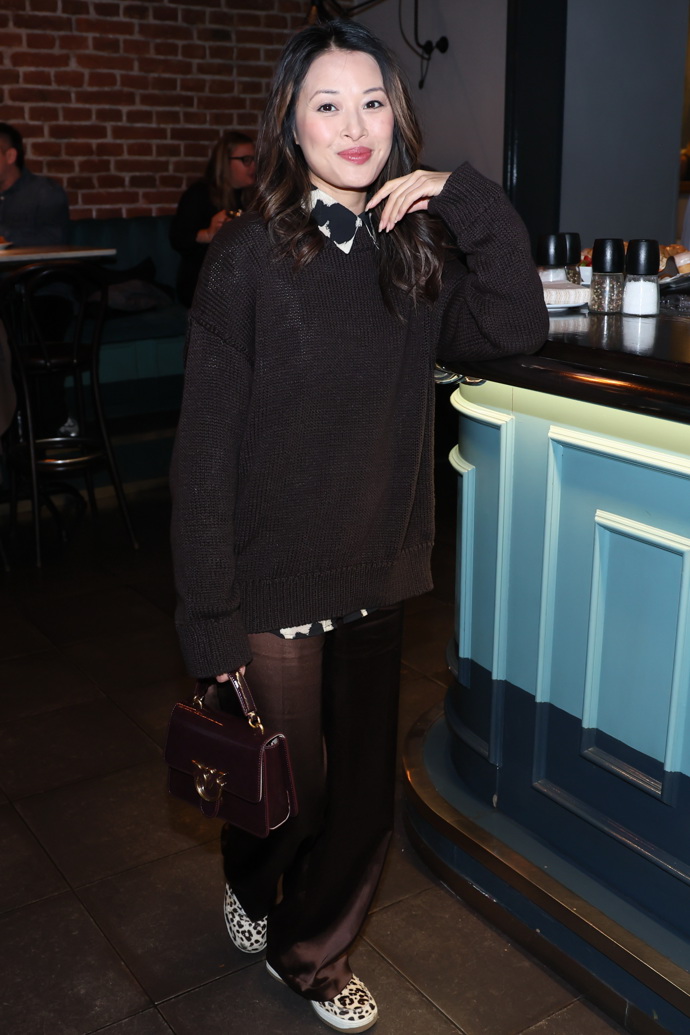 Ha Thanh Špetlíková oblékla tmavě hnědý svetr, pod něj košili s kravím vzorem, a tmavě hnědé kalhoty. 